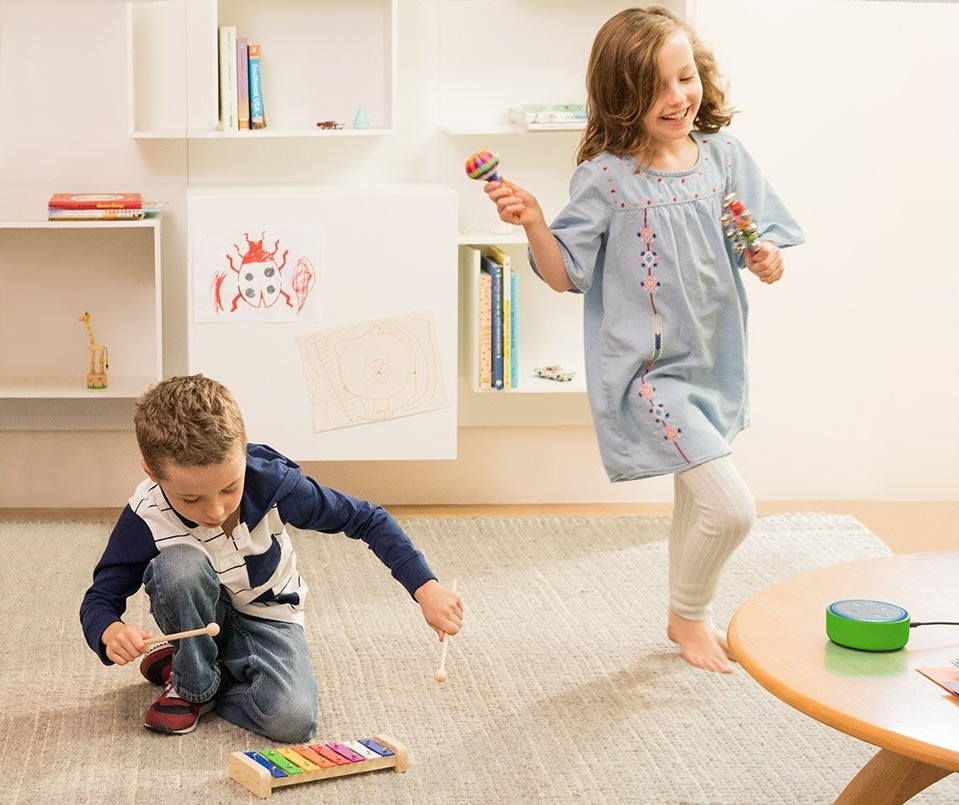 Niños jugando con música de un asistente virtual