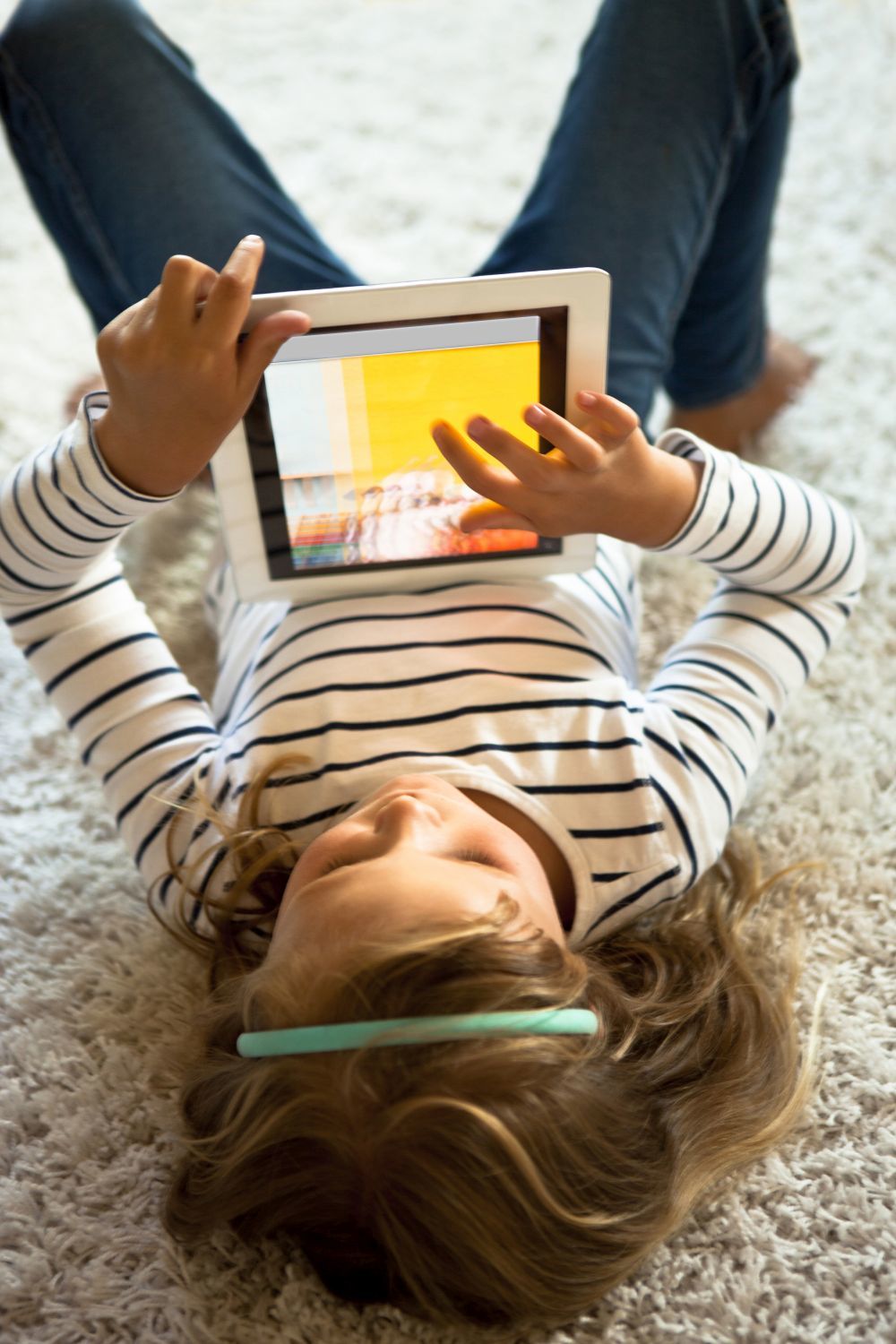 Una niña usa una tableta.
