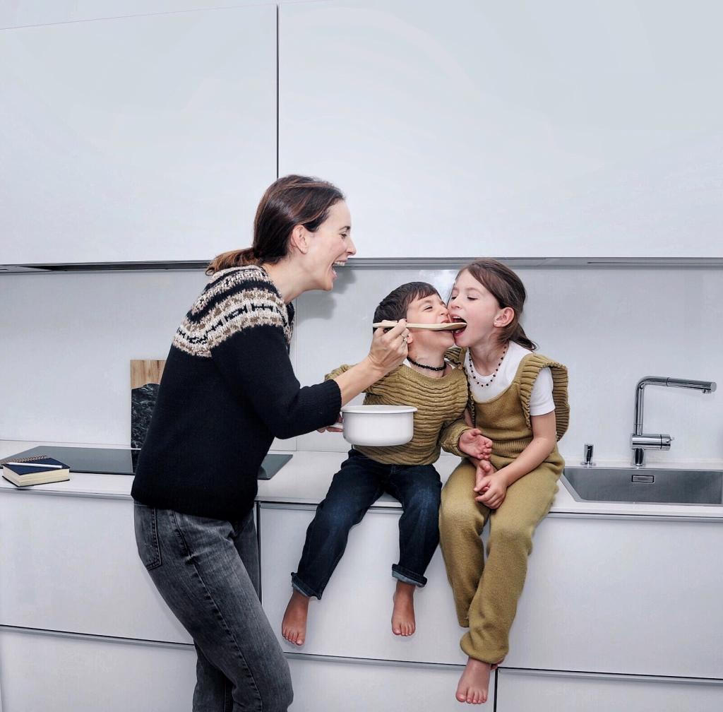 Milena Jevremovitch en la cocina junto a sus hijos.