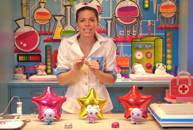 La enfermera Tania, en uno de los vídeos promocionales.