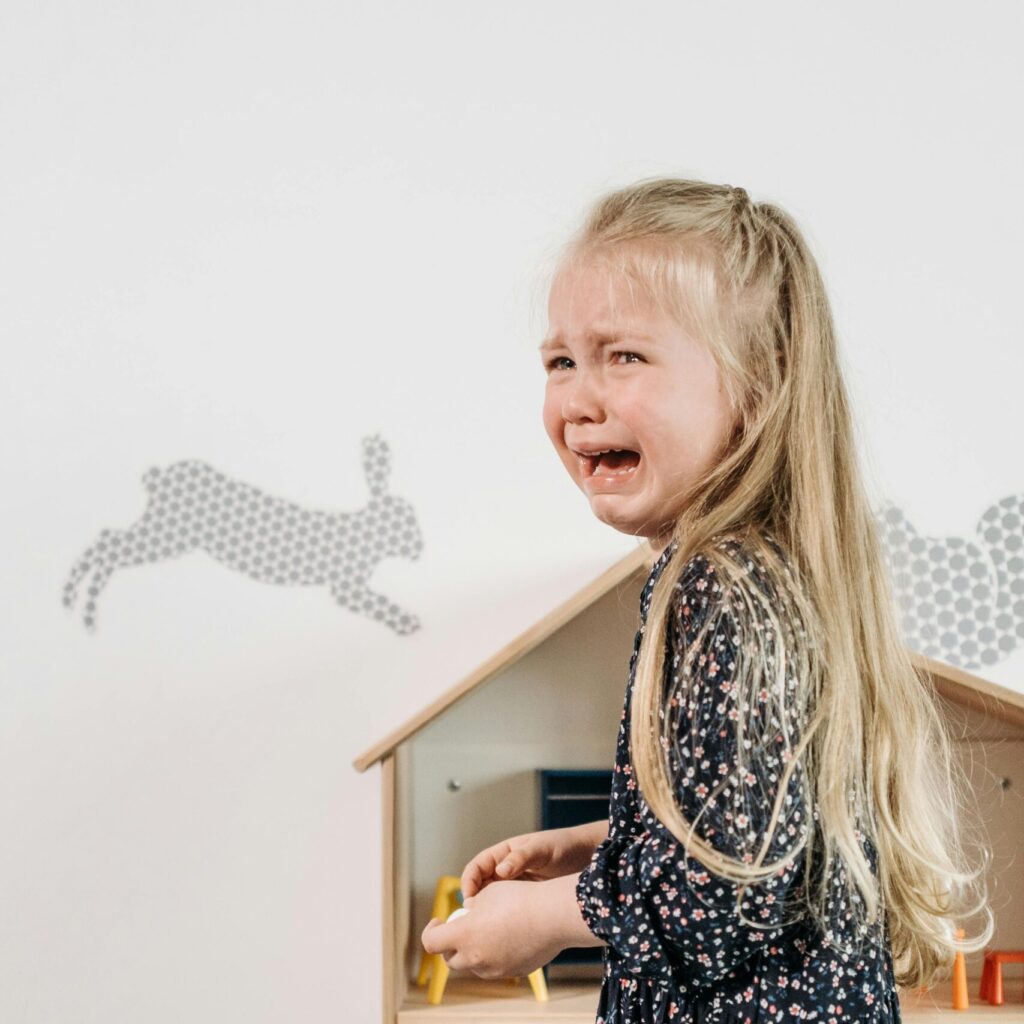 “No llores”: las consecuencias psicológicas de invalidar las emociones en la infancia