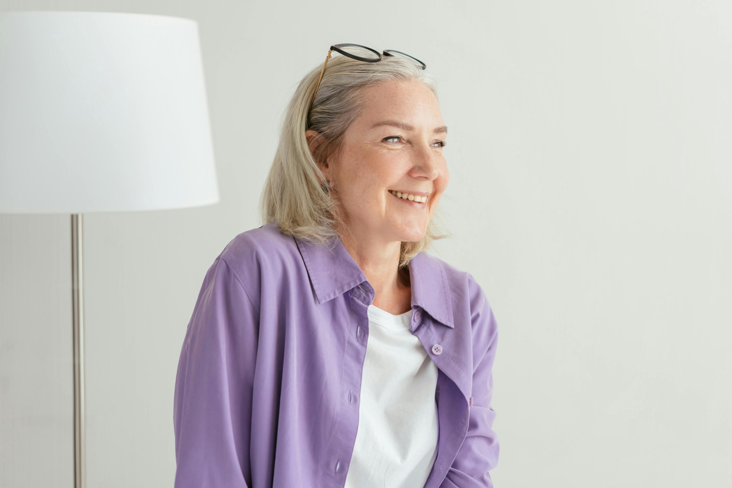 Soledad y Reinvención a los 60: Guía para Transformar el Vacío en Conexión Emocional