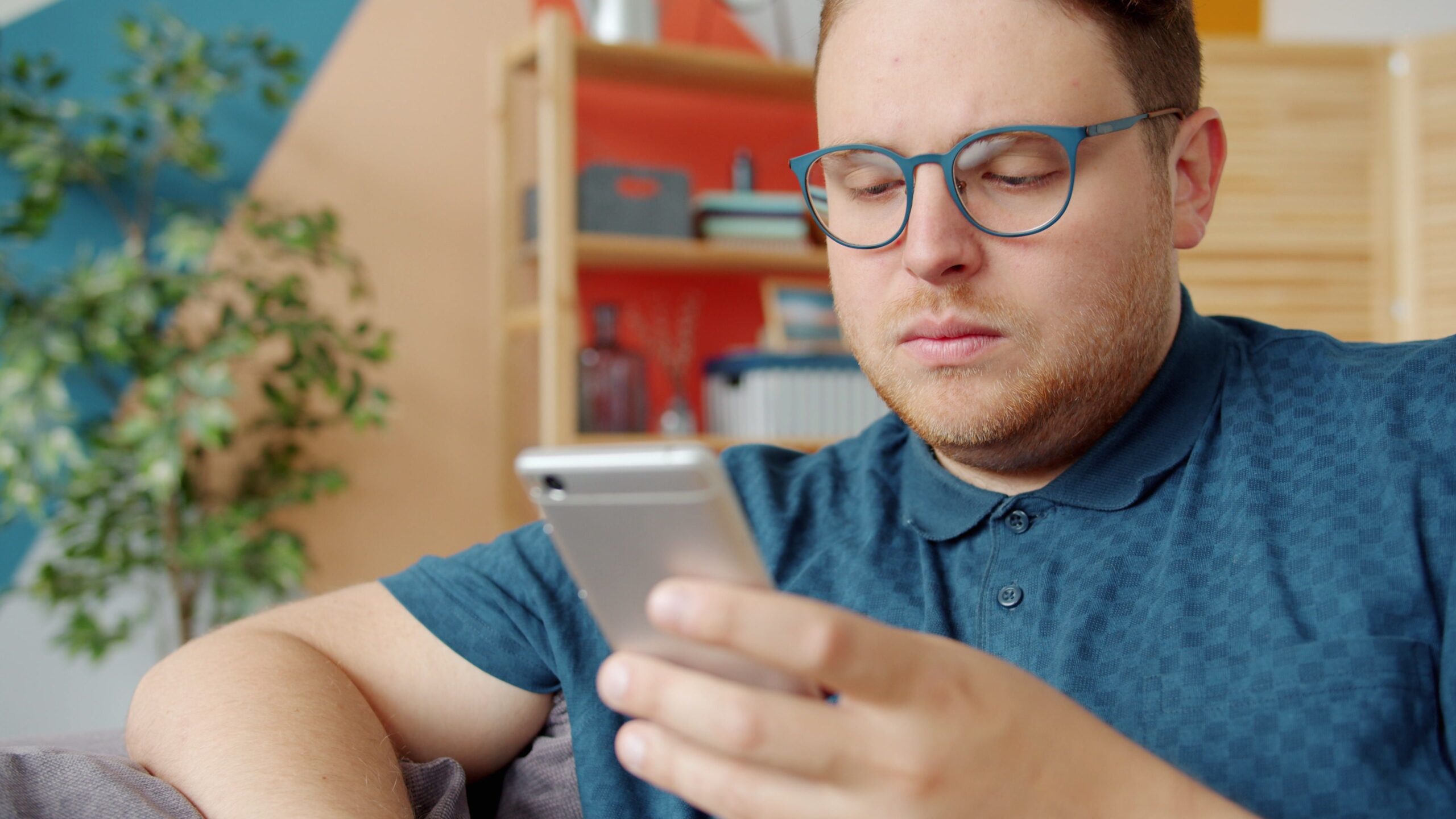 Doomscrolling: por qué leer malas noticias sin parar puede aumentar nuestra ansiedad