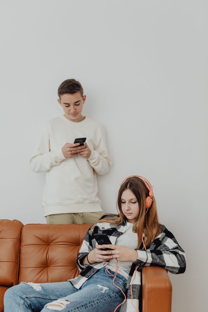 Las pantallas están desplazando experiencias importantes para los adolescentes